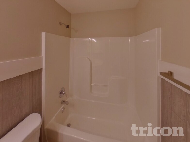 Building Photo - 605 Silverhill Dr