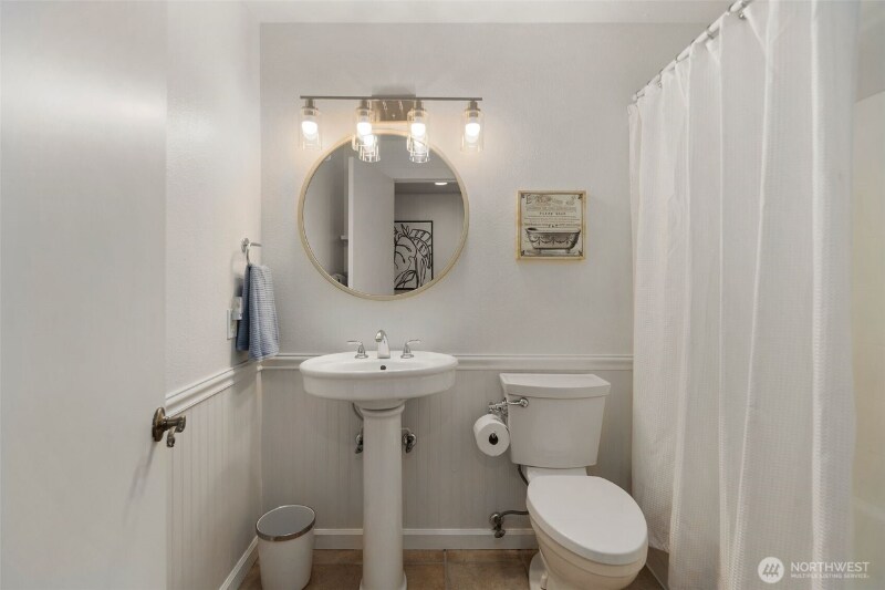 Building Photo - 617 W Mercer Pl