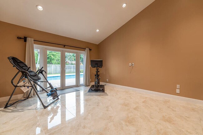 Building Photo - 5290 Pine Tree Dr
