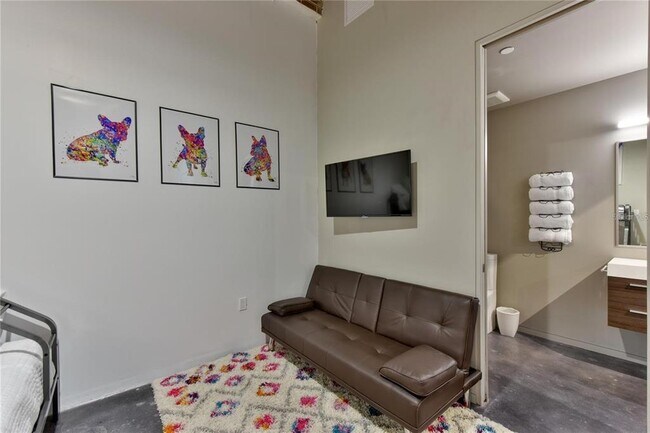 Building Photo - 302 SE Broadway St