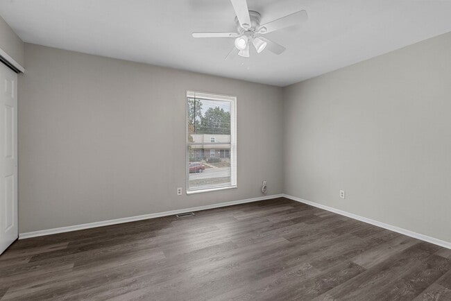 Building Photo - Newly Updated 3-Bedroom Duplex with Fresh Paint and Flooring!