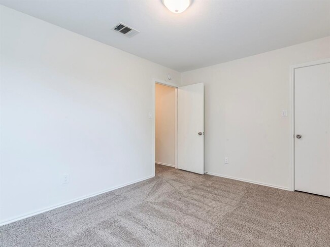 Building Photo - 221 Carriage Way