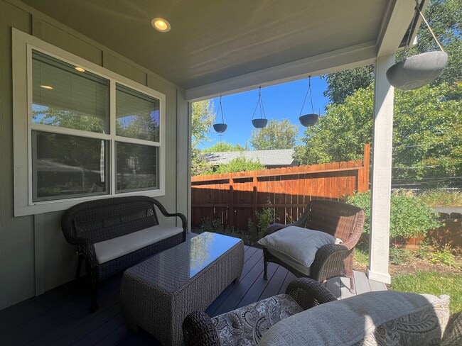 Building Photo - Newer Three bed, 2.5 bath Ashland Home | Available February!