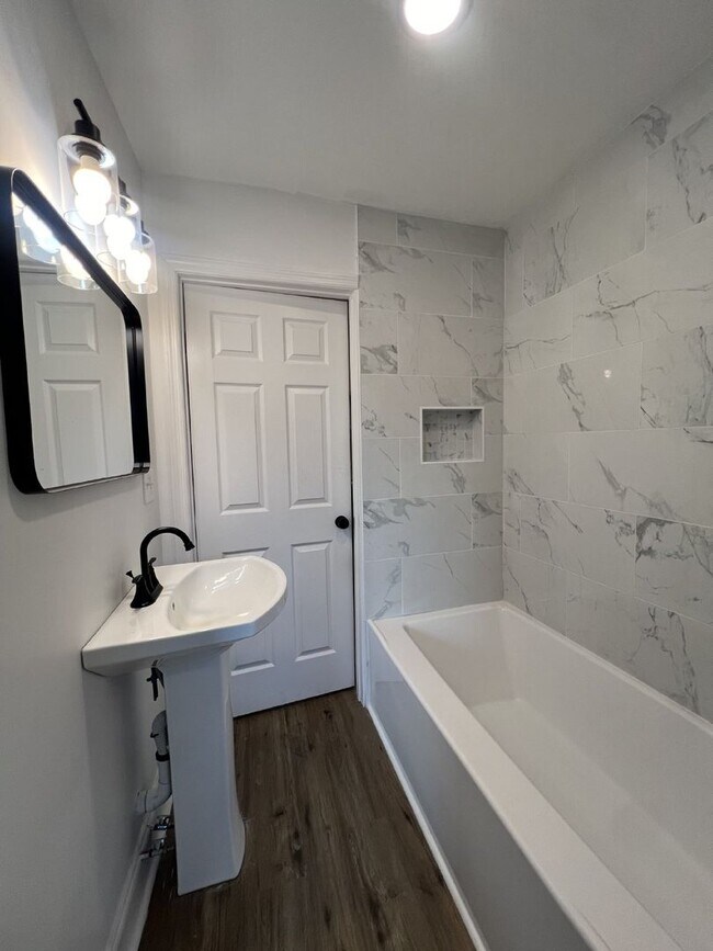 Building Photo - Charming 3-Bed, 2-Bath Gem on Arlington Ave