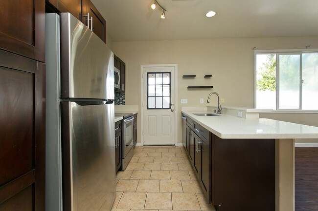 Building Photo - Charming 3-bed 2.5-Bath Single Family Home...