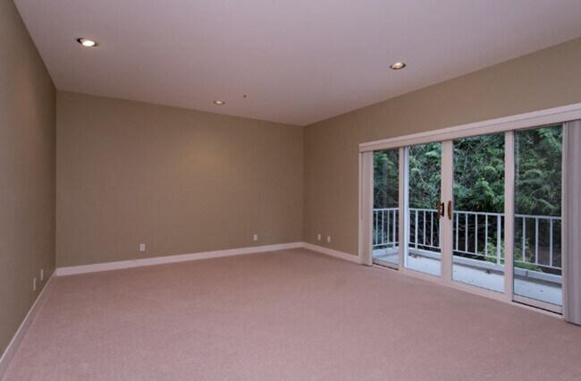 Building Photo - 2bd/2ba Bellevue Condo