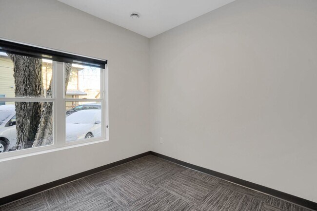 Building Photo - Spacious Brand New 8 Bed + 4 Bath near U of M!