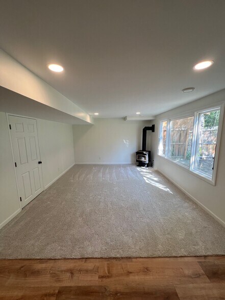 Building Photo - 50 Hackberry Hl