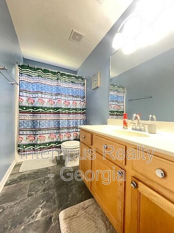 Building Photo - 238 Oak Grove Way