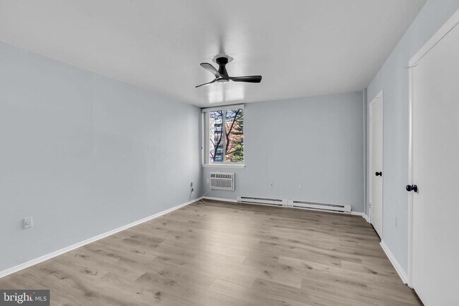 Building Photo - 3245 Rio Dr