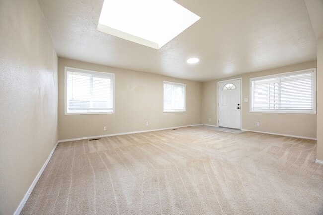 Building Photo - Spacious 5 bed/2 bath in SE Portland