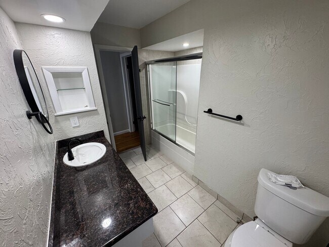 Building Photo - Charming 3BR Ground Floor Unit in South Euclid