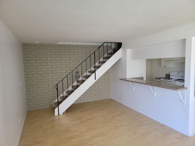 Building Photo - Nicely Upgraded 2 bedroom Townhouse