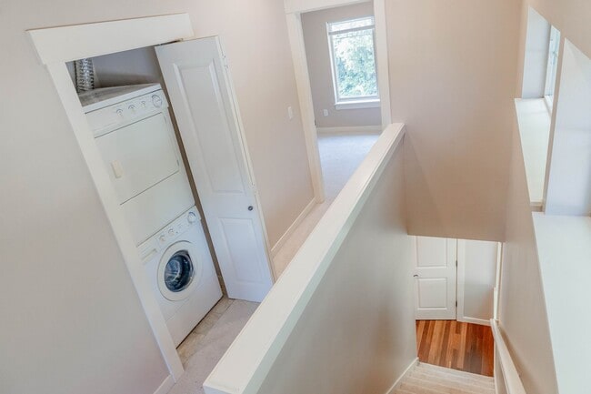 Building Photo - Townhouse Move-In Special – Half Month Free! Beautiful townhouse 3 beds 2.5 baths and garage.