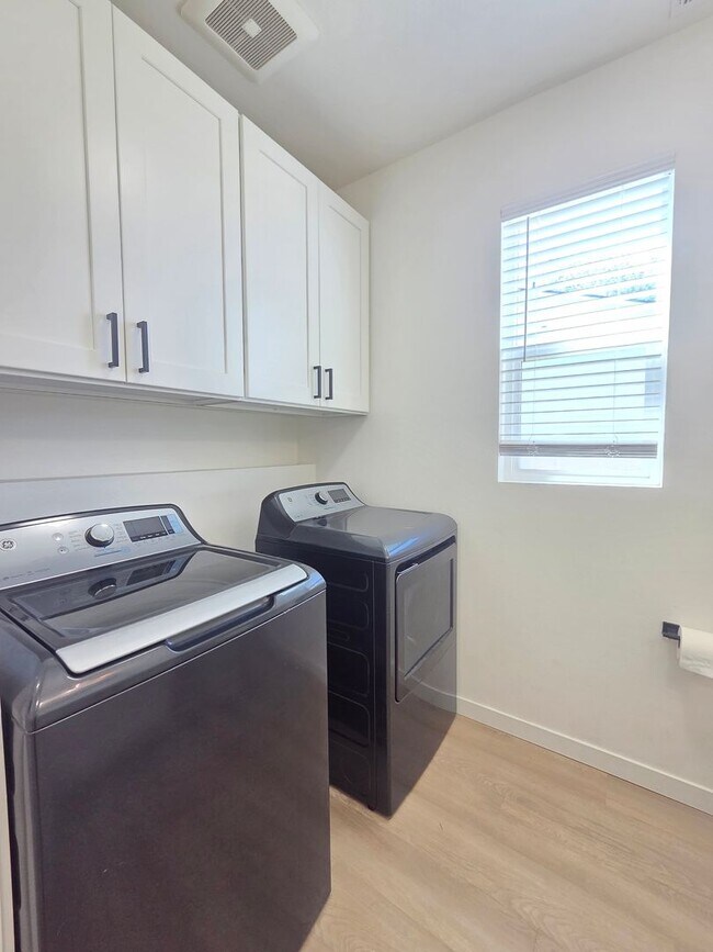 Building Photo - $2,500 - 4 Bed / 2.5 Stunning Home in Five Mile Prairie Neighborhood