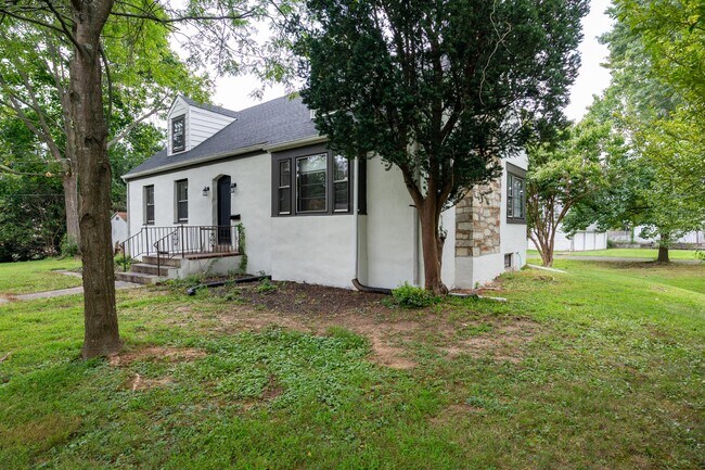 Building Photo - 1122 Lower Ferry Rd