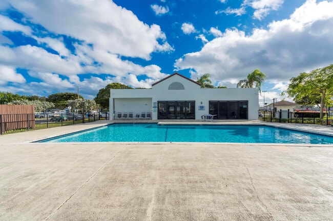 Building Photo - 210 Lake Pointe Dr