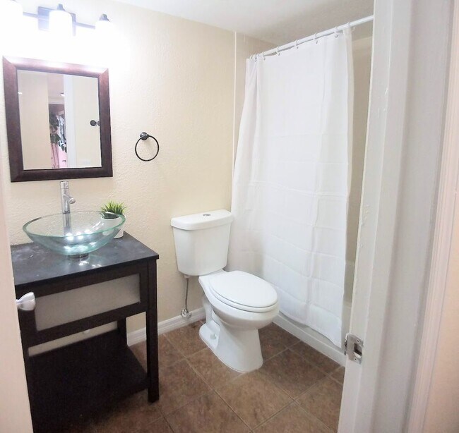 Building Photo - Beautiful 2/2 Towhhouse Feel Condo  x Rent...