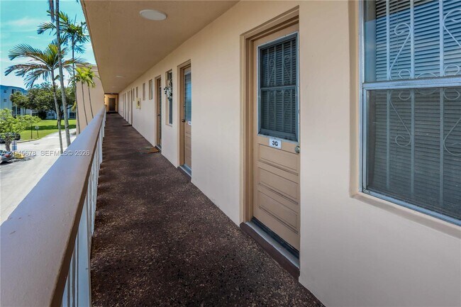 Building Photo - 505 E Dania Beach Blvd