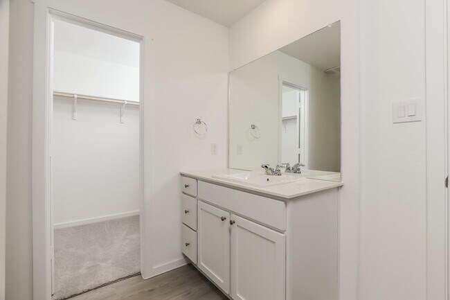 Building Photo - 3222 Roslyn Grist