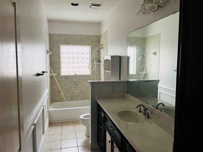 Building Photo - 2015 Halyard Dr