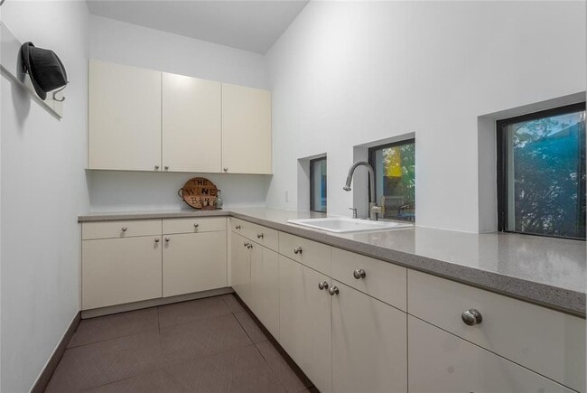 Building Photo - 118 Tuam St