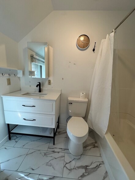 Remodeled bathroom - 607 Fountain St