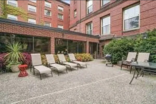 Building Photo - 48 Forest St