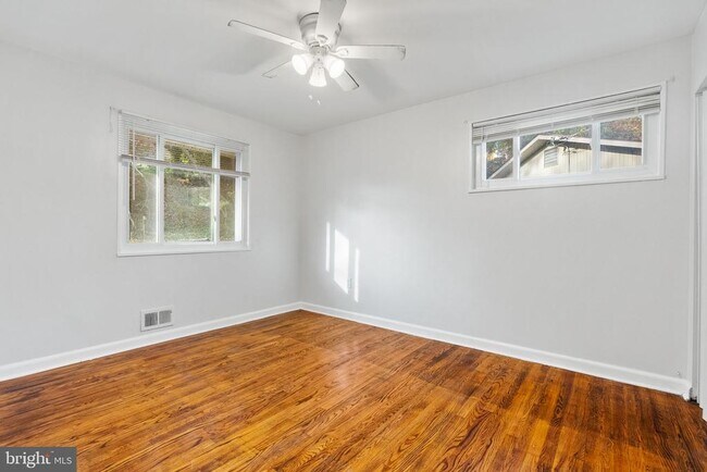 Building Photo - 3001 Fairhill Ct