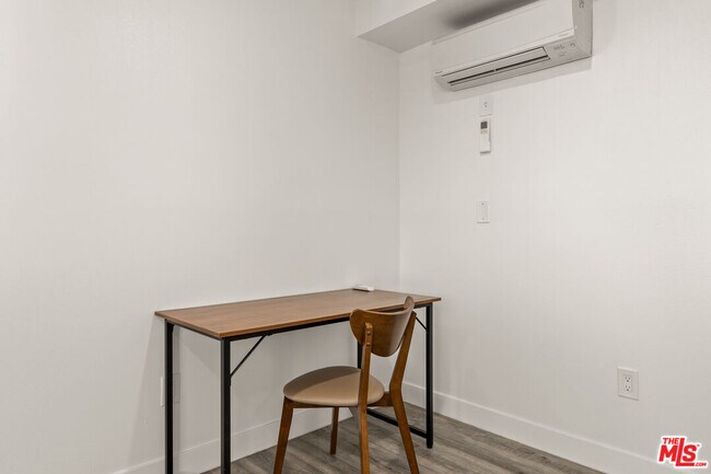 Building Photo - 1147 W 37th St