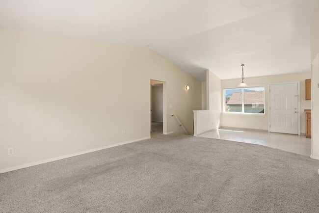 Building Photo - 820 N Siony