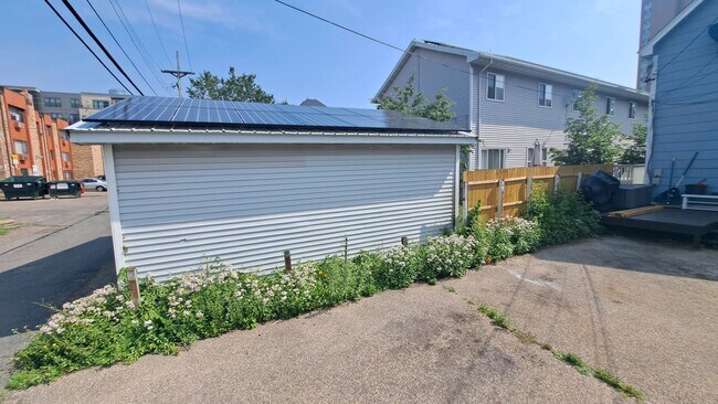 Building Photo - 1512