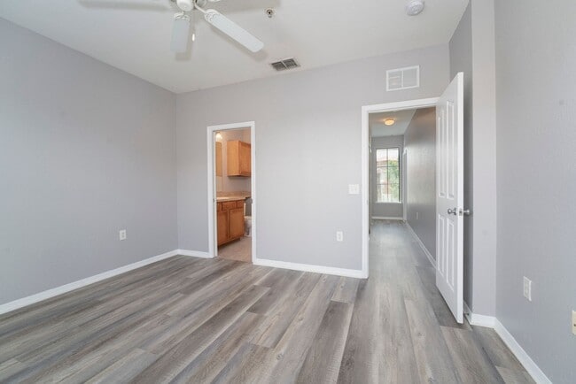 Building Photo - Nice 3/2.5 Townhouse with 2-Car Garage in ...