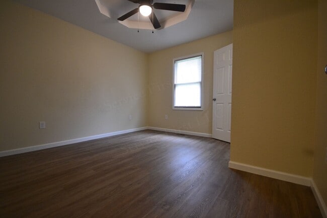 Building Photo - 3 Bed 1 Bath House with a 1 Car Garage For...