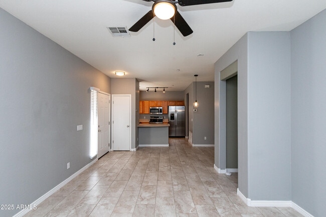 Building Photo - 805 S Sycamore