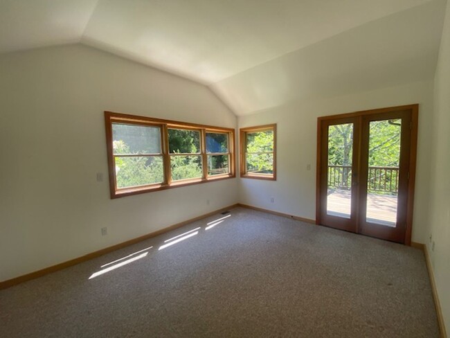 Building Photo - Private / executive 3/2 by Sequoia Park