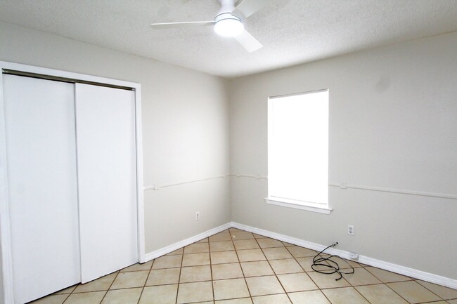 Building Photo - 3 bed 2 bath home in southwest Pensacola ~...