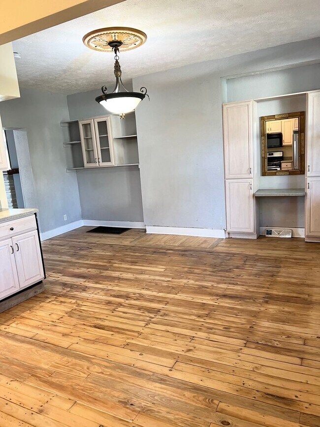 Building Photo - Newly Remodeled 3 or 4 Bedroom in Swissval...