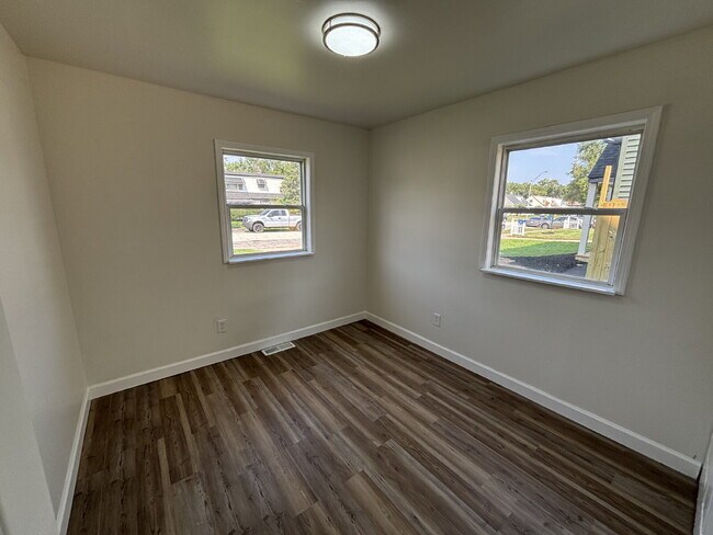 Building Photo - "Spacious 5-Bed Oasis with 2 Baths in Gary...