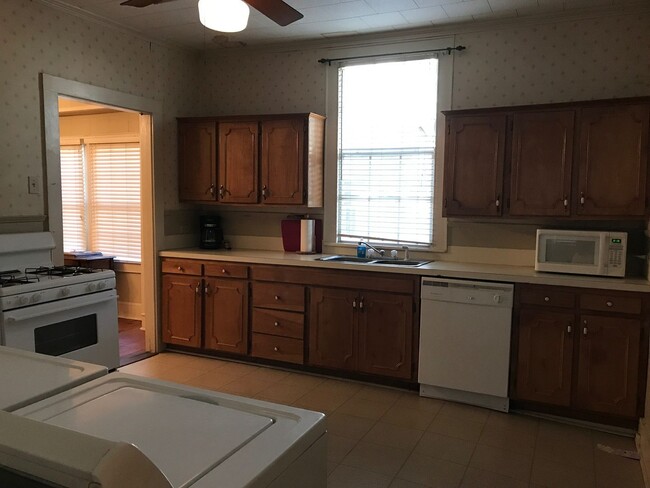 Building Photo - All inclusive, Safe and Practical 4BR 2 Ba...