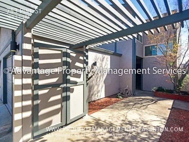 Building Photo - 753 Pine St