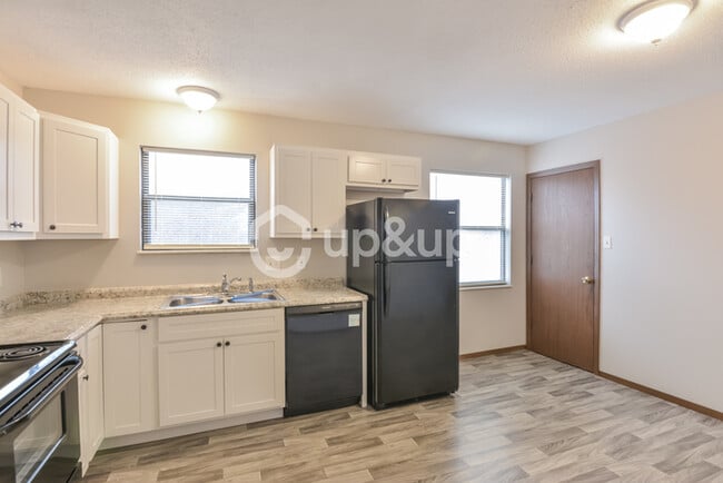 Building Photo - Fantastic 3bd/2ba home! Coming soon!