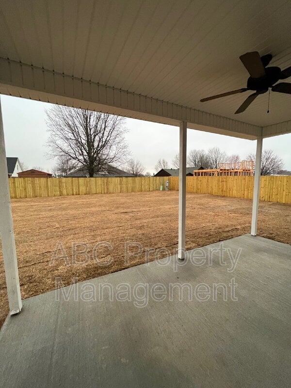 Building Photo - 426 W Tyler Rd