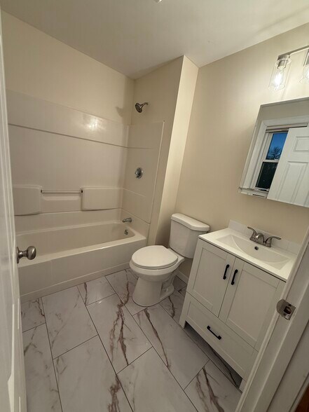 Building Photo - 95 Lake St