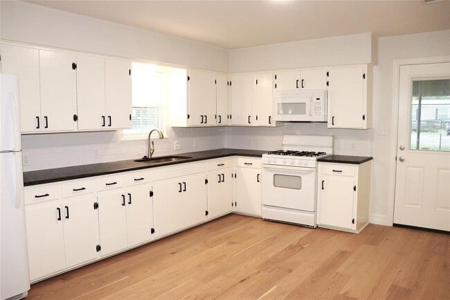 Building Photo - 352 W Vaughan St