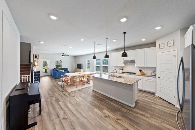 Building Photo - Stylish Corner Homesite on a Quiet Cul-de-...
