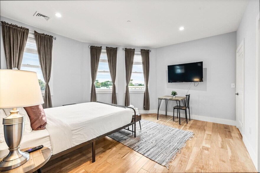 Building Photo - 1011 Bennington St