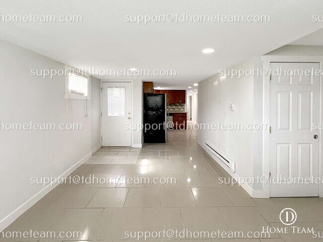 Building Photo - Modern and Spacious Duplex Rental in Tacoma's Desirable Location!