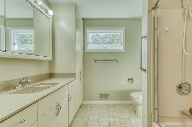 Building Photo - 241 Willowcrest Dr