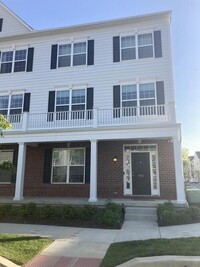 Building Photo - 955 Manor Ave N